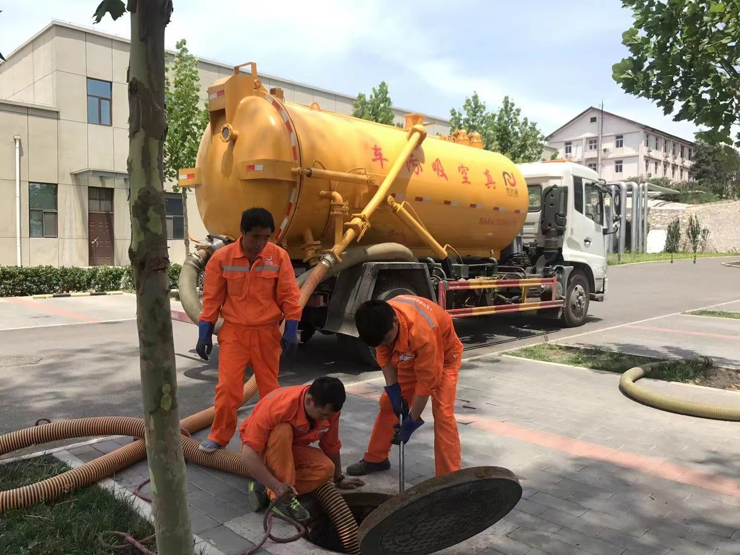 港北管道疏通车停在窨井附近