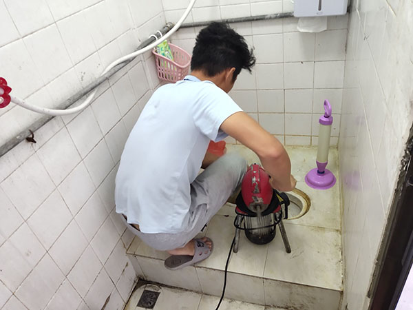 港北管道堵塞冒臭气 专业师傅现场解决问题